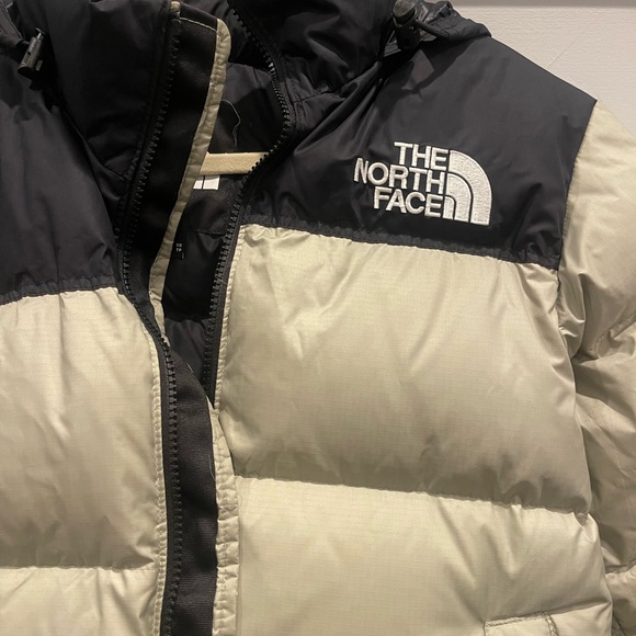 The North Face Two-Tone Puffer Jacket in Black and Tea Green NWT - Picture 4 of 6